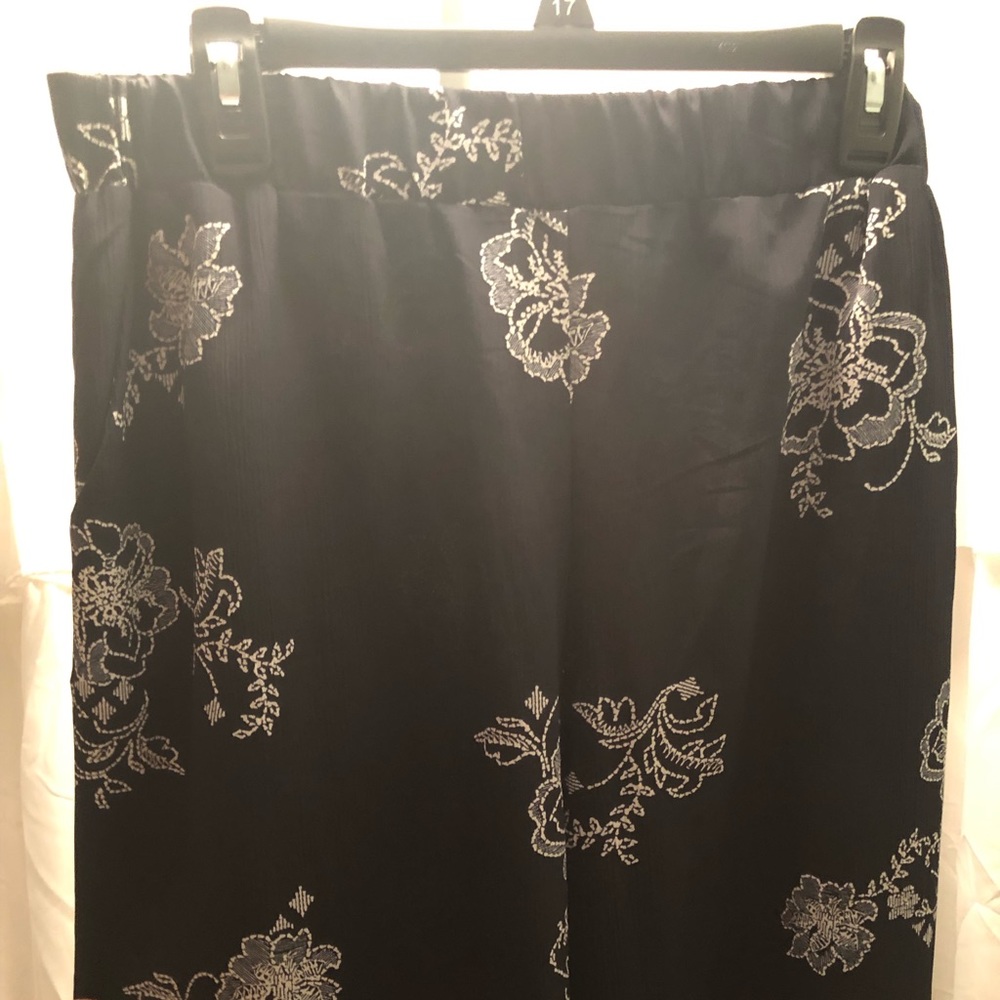 Navy palazo pants with pockets on the sides.